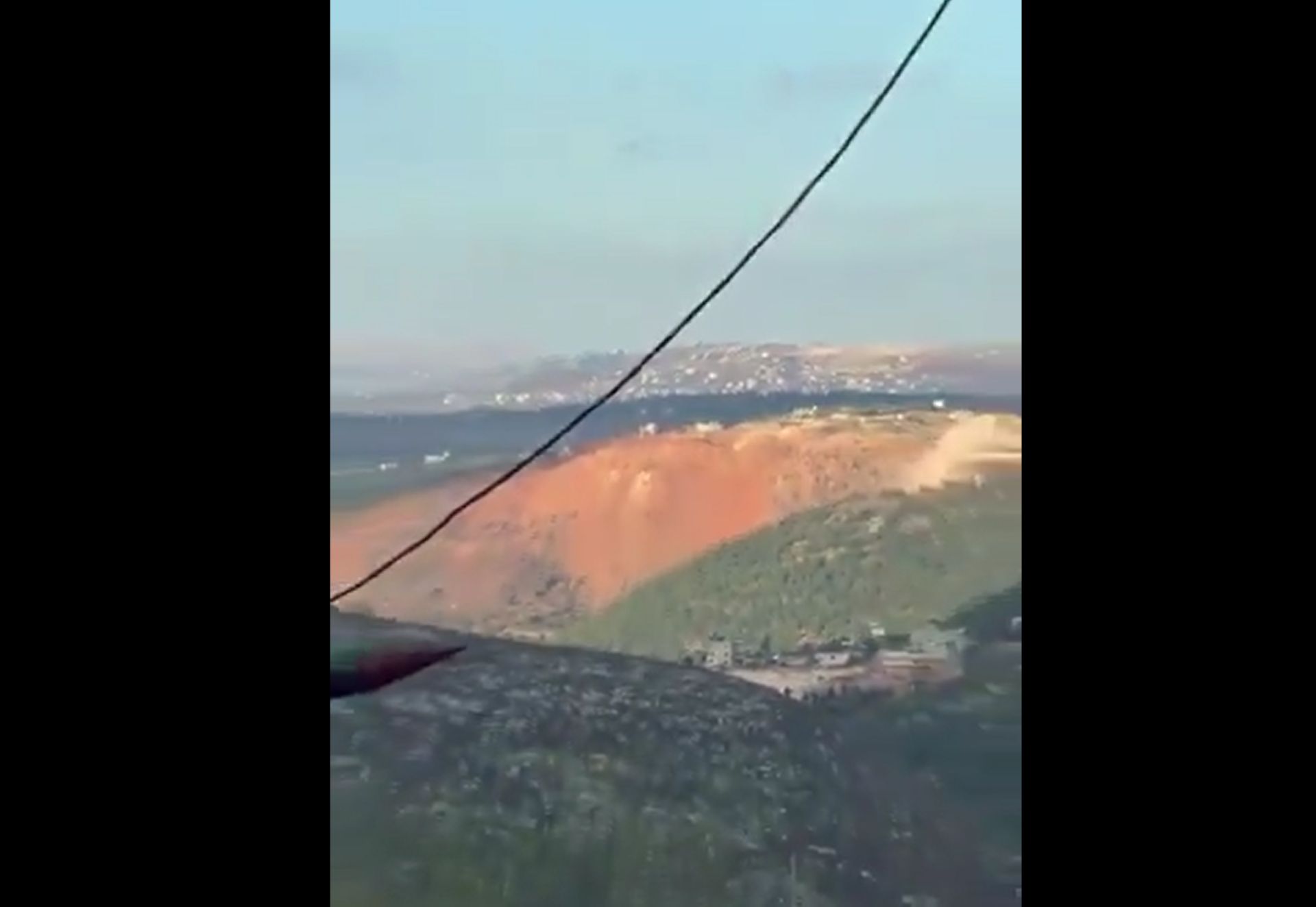بالفيديو ـ انهيار جزء من جبل القنطرة بسبب التفجيرات الإسرائيلية القوية والمتتالية